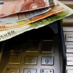 Η διοίκηση του e-ΕΦΚΑ διατηρεί τον καθιερωμένο διαχωρισμό μεταξύ μη μισθωτών και μισθωτών συνταξιούχων. Παράλληλα, λόγω της αργίας της 28ης Οκτωβρίου, το δεύτερο κύμα πληρωμών ξεκινά να πιστώνεται στους τραπεζικούς λογαριασμούς από το απόγευμα της Τρίτης 27 Οκτωβρίου.