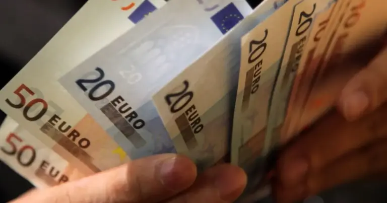 Τα ποσά των κύριων και επικουρικών συντάξεων του e-ΕΦΚΑ για τον μήνα Νοέμβριο πιστώνονται στους τραπεζικούς λογαριασμούς των συνταξιούχων μισθωτών και του Δημοσίου την Πέμπτη 29 Οκτωβρίου 2026 το απόγευμα, καθώς η επίσημη ημερομηνία καταβολής τους είναι η Παρασκευή 30 Οκτωβρίου 2026.