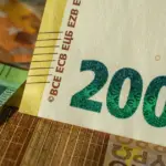 Οι συνταξιούχοι των τέως Ταμείων Μισθωτών (ΙΚΑ-ΕΤΑΜ, τραπεζών, ΟΤΕ, ΔΕΗ, ΝΑΤ, ΕΤΑΤ, ΕΤΑΠ-ΜΜΕ) και του Δημοσίου είναι οι κύριοι δικαιούχοι που πιστώνονται τις κύριες και επικουρικές συντάξεις Νοεμβρίου 2026 την Πέμπτη 29 Οκτωβρίου, με τα χρήματα να γίνονται διαθέσιμα στα ΑΤΜ ήδη από το απόγευμα της Τρίτης 27 Οκτωβρίου λόγω της αργίας.