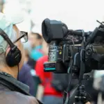 Οι δημοσιογράφοι με ασφάλιση στο πρώην ΤΣΠΕΑΘ συνταξιοδοτούνται σήμερα από τον e-ΕΦΚΑ είτε με τη συμπλήρωση του 67ου έτους της ηλικίας τους με τουλάχιστον 15 έτη ασφάλισης, είτε στο 62ο έτος με τη συμπλήρωση 40 ετών ασφάλισης, ενώ διατηρούνται κατοχυρωμένα δικαιώματα για όσους συμπλήρωσαν τις απαιτούμενες προϋποθέσεις έως το 2021.