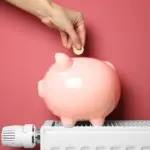 Οι δύο αυτές ενισχύσεις λειτουργούν ως ανάσα για εκατομμύρια καταναλωτές ενόψει της χειμερινής περιόδου, καλύπτοντας διαφορετικές ανάγκες: το επίδομα θέρμανσης αφορά την κατανάλωση πετρελαίου, φυσικού αερίου, καυσόξυλων, πέλετ και ηλεκτρικής ενέργειας, ενώ το ΚΟΤ παρέχει σημαντική έκπτωση στους λογαριασμούς ρεύματος καθ' όλη τη διάρκεια του έτους.