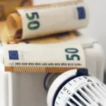 Για όσους αμείβονται ευκαιριακά με τίτλο κτήσης, το εισόδημα αυτό προσμετράται στο συνολικό ετήσιο εισόδημα από κάθε πηγή, καθορίζοντας αν ο δικαιούχος παραμένει κάτω από τα θεσπισμένα όρια για άγαμους, έγγαμους ή μονογονεϊκές οικογένειες.