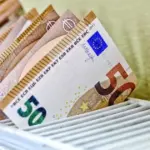 Με την έναρξη της περιόδου θέρμανσης στα μέσα Οκτωβρίου, χιλιάδες φοιτητές που διαμένουν σε μισθωμένα διαμερίσματα καλούνται να ελέγχουν σχολαστικά τον τρόπο υπολογισμού των δαπανών θέρμανσης, ειδικά σε πολυκατοικίες με αυτονομία ή κεντρική θέρμανση.