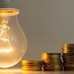 Με τις τιμές της κιλοβατώρας να παρουσιάζουν σημαντικές διακυμάνσεις, οι φοιτητές και οι γονείς καλούνται να αξιολογήσουν προσεκτικά όχι μόνο τις ονομαστικές προσφορές, αλλά και τις κρυφές χρεώσεις, τα πάγια και τους όρους των συμβολαίων πριν υπογράψουν οποιαδήποτε σύμβαση.