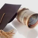 Η διαδικασία για τις πολύτεκνες οικογένειες περιλαμβάνει ευνοϊκότερες ρυθμίσεις στα εισοδηματικά όρια, ενώ τα δικαιολογητικά αντλούνται κατά βάση αυτόματα μέσω διασύνδεσης των πληροφοριακών συστημάτων της ΑΑΔΕ και του Υπουργείου Παιδείας.