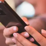 Η ψηφιοποίηση των καθημερινών μας συναλλαγών πέρασε πλέον σε εντελώς νέο επίπεδο, καθώς το gov.gr Wallet ενσωματώνει στο κινητό τηλέφωνο το σύνολο σχεδόν των απαραίτητων εγγράφων, από την αστυνομική ταυτότητα και το δίπλωμα οδήγησης μέχρι την κάρτα αναπηρίας, την ψηφιακή κάρτα ΔΥΠΑ και τα στοιχεία του MyAuto.