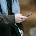 Η πλήρης ενσωμάτωση νέων ψηφιακών κάρτων, πιστοποιητικών και εγγράφων στο Gov.gr Wallet μετασχηματίζει ριζικά τις καθημερινές συναλλαγές των πολιτών με το Δημόσιο, καταργώντας οριστικά τις γραφειοκρατικές καθυστερήσεις και τις ατελείωτες ουρές στις υπηρεσίες.
