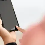 Η επίδειξη της Ψηφιακής Κάρτας Αναπηρίας μέσω της εφαρμογής gov.gr Wallet εξασφαλίζει στα άτομα με αναπηρία (ΑμεΑ) άμεση και δωρεάν στάθμευση στους δημοτικούς χώρους και στις ζώνες ελεγχόμενης στάθμευσης ολόκληρης της χώρας.