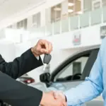Η μεταβίβαση εταιρικού οχήματος διέπεται από συγκεκριμένες διοικητικές και φορολογικές προϋποθέσεις για την ολοκλήρωση της μεταβίβασης κυριότητας.