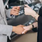 Η νέα ψηφιακή διαδικασία επιτρέπει στους ιδιοκτήτες και τις επιχειρήσεις να λαμβάνουν τη βεβαίωση μη οφειλής προς τον οικείο Δήμο εντός λίγων λεπτών, εφόσον δεν υπάρχουν ληξιπρόθεσμες οφειλές (όπως τέλη, κλήσεις ή δημοτικοί φόροι).