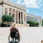 Η ψηφιοποίηση της διαδικασίας καταργεί την υποχρέωση προσκόμισης χάρτινων πιστοποιητικών ΚΕΠΑ ή ιατρικών γνωματεύσεων, καθιστώντας την πρόσβαση στον πολιτισμό γρήγορη και ισότιμη.