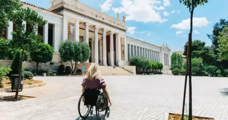 Η ψηφιοποίηση της διαδικασίας καταργεί την υποχρέωση προσκόμισης χάρτινων πιστοποιητικών ΚΕΠΑ ή ιατρικών γνωματεύσεων, καθιστώντας την πρόσβαση στον πολιτισμό γρήγορη και ισότιμη.