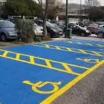 Η διαδικασία έχει απλοποιηθεί πλήρως, καθώς δεν απαιτείται πλέον η προσκόμιση φυσικών εγγράφων ή γραφειοκρατικών βεβαιώσεων στους ελεγκτές της Δημοτικής Αστυνομίας.