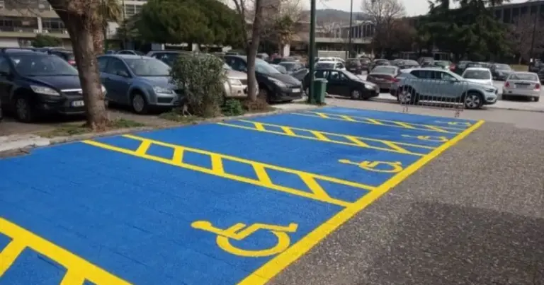 Η διαδικασία έχει απλοποιηθεί πλήρως, καθώς δεν απαιτείται πλέον η προσκόμιση φυσικών εγγράφων ή γραφειοκρατικών βεβαιώσεων στους ελεγκτές της Δημοτικής Αστυνομίας.