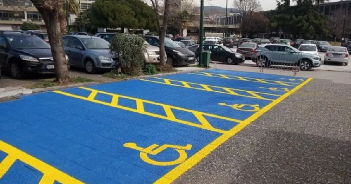 Η διαδικασία έχει απλοποιηθεί πλήρως, καθώς δεν απαιτείται πλέον η προσκόμιση φυσικών εγγράφων ή γραφειοκρατικών βεβαιώσεων στους ελεγκτές της Δημοτικής Αστυνομίας.