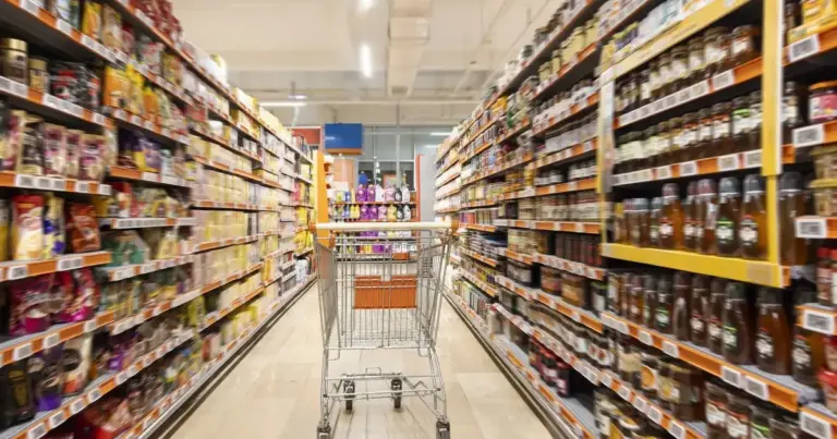 Η νέα αυτή επισιτιστική ενίσχυση διαδέχεται το παλαιότερο πρόγραμμα ΤΕΒΑ και απευθύνεται στους δικαιούχους του Ελάχιστου Εγγυημένου Εισοδήματος (ΕΕΕ), καλύπτοντας αναδρομικά την περίοδο από την 1η Μαρτίου 2024.