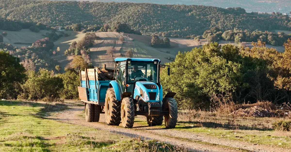 Η έκδοση της βεβαίωσης ακινησίας για γεωργικό ελκυστήρα (τρακτέρ) πραγματοποιείται ψηφιακά μέσω της πλατφόρμας myAADE, στην ενότητα «Τα Αιτήματά μου», επιτρέποντας στους αγρότες και τους κατόχους αγροτικών μηχανημάτων να υποβάλουν τα απαραίτητα δικαιολογητικά χωρίς να χρειάζεται φυσική παρουσία στη ΔΟΥ.