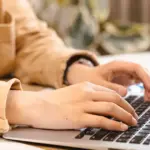 Για να μεταβιβάσετε το δικαίωμα επικαρπίας ενός ακινήτου, η έκδοση του πιστοποιητικού ΕΝΦΙΑ γίνεται πλέον ψηφιακά μέσω της πύλης myAADE, με την προϋπόθεση ότι έχουν εξοφληθεί ή ρυθμιστεί οι οφειλές ΕΝΦΙΑ των τελευταίων πέντε ετών για το συγκεκριμένο ακίνητο.