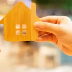 Σύμφωνα με τη φορολογική νομοθεσία (Κώδικας Φορολογίας Εισοδήματος - Ν. 4172/2013), το τεκμαρτό εισόδημα από δωρεάν παραχώρηση ακινήτου έως 200 τ.μ. προκειμένου να χρησιμοποιηθεί ως κύρια κατοικία απαλλάσσεται πλήρως από τον φόρο.