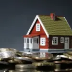 Η διαδικασία ολοκληρώνεται ηλεκτρονικά από τον συμβολαιογράφο με την υποβολή της σχετικής δήλωσης, ενώ η διασταύρωση των εισοδηματικών και περιουσιακών κριτηρίων γίνεται αυτόματα από το σύστημα της ΑΑΔΕ πριν από την υπογραφή του οριστικού συμβολαίου.