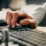 Η καταχώριση της αδείας πατρότητας στο Πληροφοριακό Σύστημα myErgani πραγματοποιείται από τον εργοδότη με τη δήλωση της άδειας στο ψηφιακό ωράριο, αμέσως μόλις ο εργαζόμενος υποβάλει τη σχετική αίτηση και τη ληξιαρχική πράξη γέννησης του τέκνου.