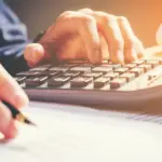 Η άδεια άνευ αποδοχών χορηγείται μετά από αμοιβαία έγγραφη συμφωνία μεταξύ εργαζομένου και εργοδότη. Η διάρκειά της μπορεί να φτάσει έως και τον 1 χρόνο (με δυνατότητα παράτασης κατόπιν νεότερης συμφωνίας).