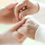 Η συγκεκριμένη άδεια, διάρκειας έως 5 εργάσιμων ημερών ανά ημερολογιακό έτος, αποτελεί θεσμοθετημένο δικαίωμα για τη φροντίδα συζύγου, παιδιών, γονέων ή άλλων συγγενών που αντιμετωπίζουν σοβαρά προβλήματα υγείας.