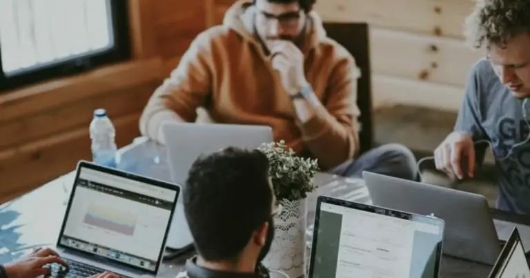 Η νέα διαδικασία διασφαλίζει την άμεση διασταύρωση των στοιχείων μεταξύ των Εκπαιδευτικών Ιδρυμάτων, της ψηφιακής κάρτας εργασίας και του Υπουργείου Εργασίας, εκσυγχρονίζοντας το πλαίσιο καταγραφής της πρακτικής άσκησης στον ιδιωτικό και δημόσιο τομέα.