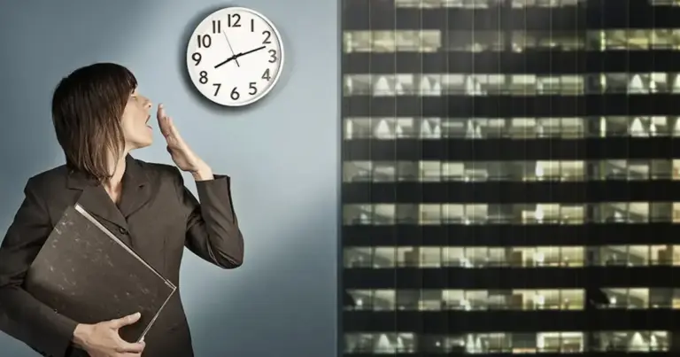 Το ισχύον νομοθετικό πλαίσιο παρέχει τη δυνατότητα στους εργαζομένους να συνάπτουν περισσότερες από μία συμβάσεις εξαρτημένης εργασίας, εφόσον δεν παραβιάζονται τα όρια ασφαλούς εργασίας και δεν παραβιάζονται όροι μυστικότητας ή ανταγωνισμού.
