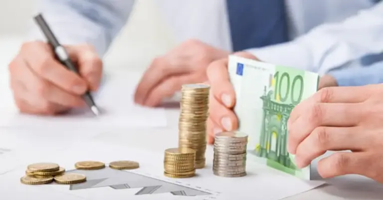 Η έγκαιρη και ορθή καταχώριση των αλλαγών στις αποδοχές των εργαζομένων προστατεύει τις επιχειρήσεις από βαριά διοικητικά πρόστιμα, ενώ διασφαλίζει ότι η μισθοδοσία συμφωνεί απόλυτα με τα στοιχεία που διαβιβάζονται σε πραγματικό χρόνο στο Υπουργείο Εργασίας.
