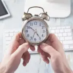 Η ψηφιοποίηση των εργασιακών σχέσεων και η πλήρης εφαρμογή της Ψηφιακής Κάρτας Εργασίας καθιστούν τη διαχείριση του χρόνου εργασίας αυστηρά τυποποιημένη. Οι εργοδότες οφείλουν να καταχωρίζουν κάθε μεταβολή στο πρόγραμμα των υπαλλήλων τους, είτε πρόκειται για σταθερό είτε για μεταβαλλόμενο ωράριο.