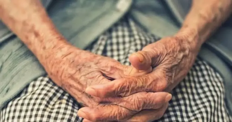 Σαφείς διευκρινίσεις για τις προϋποθέσεις, τα εισοδηματικά όρια και τη διαδικασία χορήγησης του επιδόματος κοινωνικής αλληλεγγύης ανασφάλιστων υπερηλίκων παρέχει ο ΟΠΕΚΑ, ξεκαθαρίζοντας ποιους αφορά η μηνιαία ενίσχυση που φτάνει έως και τα 409,13 ευρώ.