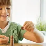 Αυτό σημαίνει ότι τυχόν πρόσθετες αμοιβές από υπερωρίες ενδέχεται να αλλάξουν την εισοδηματική κατηγορία του δικαιούχου, επηρεάζοντας το τελικό ποσό της μηνιαίας ενίσχυσης ή οδηγώντας ακόμη και σε αναστολή της καταβολής του.