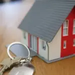 Σε περίπτωση δικαστικής αμφισβήτησης της μίσθωσης, η αίτηση για το Επίδομα Στέγασης στον ΟΠΕΚΑ απαιτεί άμεση ακύρωση της υφιστάμενης ηλεκτρονικής δήλωσης και χειροκίνητη υποβολή δικαιολογητικών στο αρμόδιο Κέντρο Κοινότητας ή στον Δήμο. Καθώς η ηλεκτρονική πλατφόρμα αντλεί αυτόματα στοιχεία από την ΑΑΔΕ, οποιαδήποτε δικαστική εμπλοκή (όπως αγωγή αποβολής, αμφισβήτηση κυριότητας ή προσβολή εγκυρότητας του μισθωτηρίου) «παγώνει» τη διασταύρωση. Αυτό καθιστά απαραίτητη την προσκόμιση της δικαστικής απόφασης ή των σχετικών εγγράφων για να μην διακοπεί η μηνιαία καταβολή του επιδόματος.