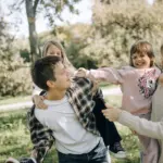 Τα προνοιακά και οικογενειακά επιδόματα του ΟΠΕΚΑ αποτελούν τη βασική ανάσα για εκατοντάδες χιλιάδες νοικοκυριά, με τις αιτήσεις για το Επίδομα Παιδιού (Α21), το Ελάχιστο Εγγυημένο Εισόδημα και το Επίδομα Στέγασης να υποβάλλονται ηλεκτρονικά μέσω των αντίστοιχων πλατφορμών.