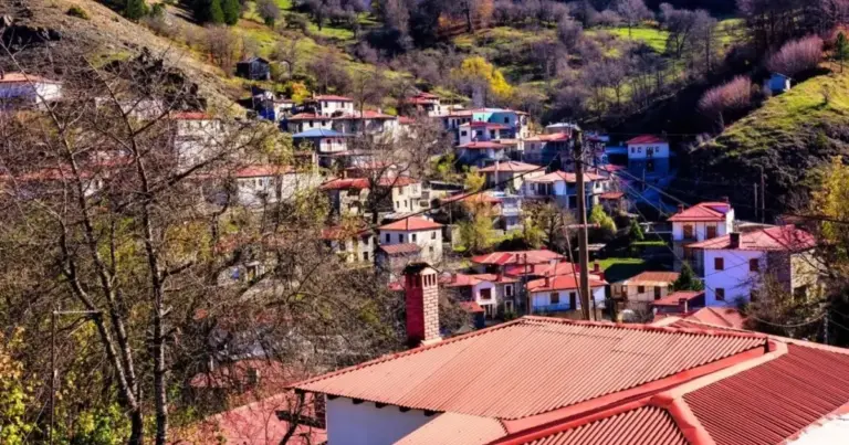 Η αναμόρφωση του πλαισίου στοχεύει στην εξάλειψη των φαινομένων εικονικής δήλωσης κατοικίας και στην ταχύτερη καταβολή της οικονομικής ενίσχυσης σε οικογένειες που διαμένουν μόνιμα σε απομακρυσμένες περιοχές.