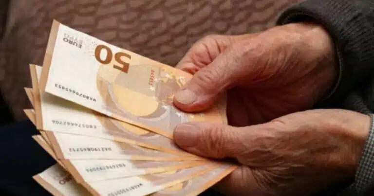 Ο φορέας προχωρά σε συνεχείς ηλεκτρονικές διασταυρώσεις με την ΑΑΔΕ και την ΗΔΙΚΑ, διασφαλίζοντας ότι η μηνιαία οικονομική ενίσχυση φτάνει αποκλειστικά σε όσους δεν διαθέτουν άλλους πόρους διαβίωσης ή συνταξιοδοτικό δικαίωμα από την Ελλάδα ή το εξωτερικό.