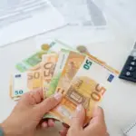 Ο Οργανισμός Προνοιακών Επιδομάτων και Κοινωνικής Αλληλεγγύης (ΟΠΕΚΑ) έχει αναπροσαρμόσει τις προϋποθέσεις χορήγησης της οικονομικής ενίσχυσης για τα μέλη της ελληνικής μειονότητας, διευκολύνοντας την πρόσβαση στη σύνταξη/επίδομα.