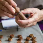 Εάν ο δικαιούχος λαμβάνει σύνταξη ή άλλο βοήθημα από το εξωτερικό που είναι μικρότερο από το ποσό του επιδόματος, ο ΟΠΕΚΑ καταβάλλει τη διαφορά μέχρι συμπληρώσεως του πλήρους ποσού των 409,11 ευρώ.