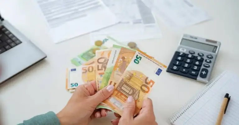 Ο Οργανισμός Προνοιακών Επιδομάτων και Κοινωνικής Αλληλεγγύης (ΟΠΕΚΑ) έχει αναπροσαρμόσει τις προϋποθέσεις χορήγησης της οικονομικής ενίσχυσης για τα μέλη της ελληνικής μειονότητας, διευκολύνοντας την πρόσβαση στη σύνταξη/επίδομα.