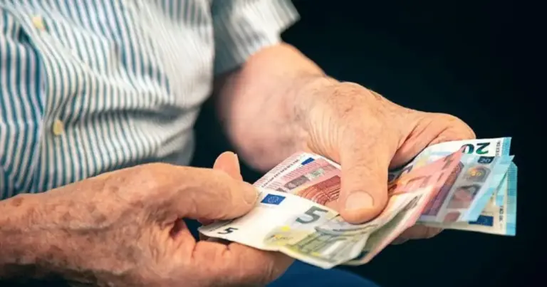 Το πλαίσιο ορίζει ότι η παροχή χορηγείται αποκλειστικά σε όσους διαμένουν μόνιμα στην ελληνική επικράτεια, ενώ τυχόν μετοικεσία ή μη πλήρωση των ετών διαμονής στην Ελλάδα οδηγεί σε αναστολή ή διακοπή της καταβολής του επιδόματος.
