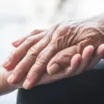 Σημαντικές προσαρμογές ισχύουν για την καταβολή του επιδόματος κοινωνικής αλληλεγγύης ανασφάλιστων υπερηλίκων από τον ΟΠΕΚΑ σε δικαιούχους της Κύπρου, καθώς η διακρατική συνεργασία και οι διασταυρώσεις στοιχείων καθορίζουν πλέον αυστηρά τα εισοδηματικά κριτήρια, τα έτη διαμονής και τη συνταξιοδοτική κατάσταση.