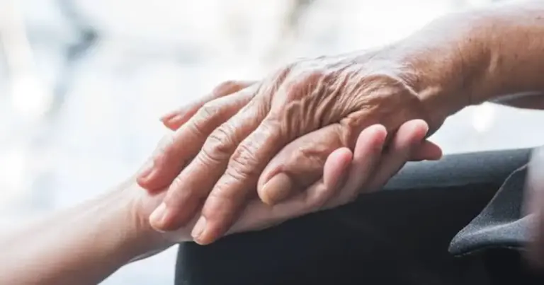 Σημαντικές προσαρμογές ισχύουν για την καταβολή του επιδόματος κοινωνικής αλληλεγγύης ανασφάλιστων υπερηλίκων από τον ΟΠΕΚΑ σε δικαιούχους της Κύπρου, καθώς η διακρατική συνεργασία και οι διασταυρώσεις στοιχείων καθορίζουν πλέον αυστηρά τα εισοδηματικά κριτήρια, τα έτη διαμονής και τη συνταξιοδοτική κατάσταση.