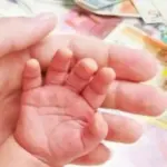 Та πιστώματα των επιδομάτων του ΟΠΕΚΑ στους τραπεζικούς λογαριασμούς των δικαιούχων ξεκινάνε σταδιακά από το απόγευμα της προηγούμενης εργάσιμης ημέρας, συνήθως μεταξύ 17:00 και 21:00, ανάλογα με την τράπεζα.