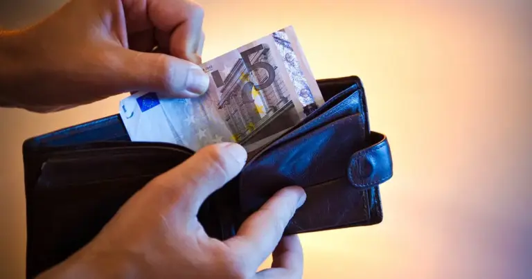 Η πληρωμή του ΟΠΕΚΑ για τον περασμένο μήνα κάλυψε χιλιάδες ευάλωτα νοικοκυριά, τα οποία είδαν τα χρήματα να πιστώνονται σταδιακά ανάλογα με το πιστωτικό ίδρυμα στο οποίο διατηρούν λογαριασμό.