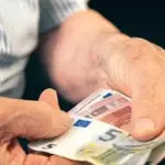 Τα ποσά για το επίδομα στεγαστικής συνδρομής ανασφάλιστων υπερηλίκων του ΟΠΕΚΑ εμφανίζονται στο ηλεκτρονικό σύστημα του οργανισμού συνήθως 3 με 5 εργάσιμες ημέρες πριν από την επίσημη ημερομηνία καταβολής τους. Οι δικαιούχοι μπορούν να ελέγξουν την κατάσταση της πληρωμής τους μέσω των ηλεκτρονικών υπηρεσιών, λίγο προτού τα χρήματα πιστωθούν στους τραπεζικούς τους λογαριασμούς.