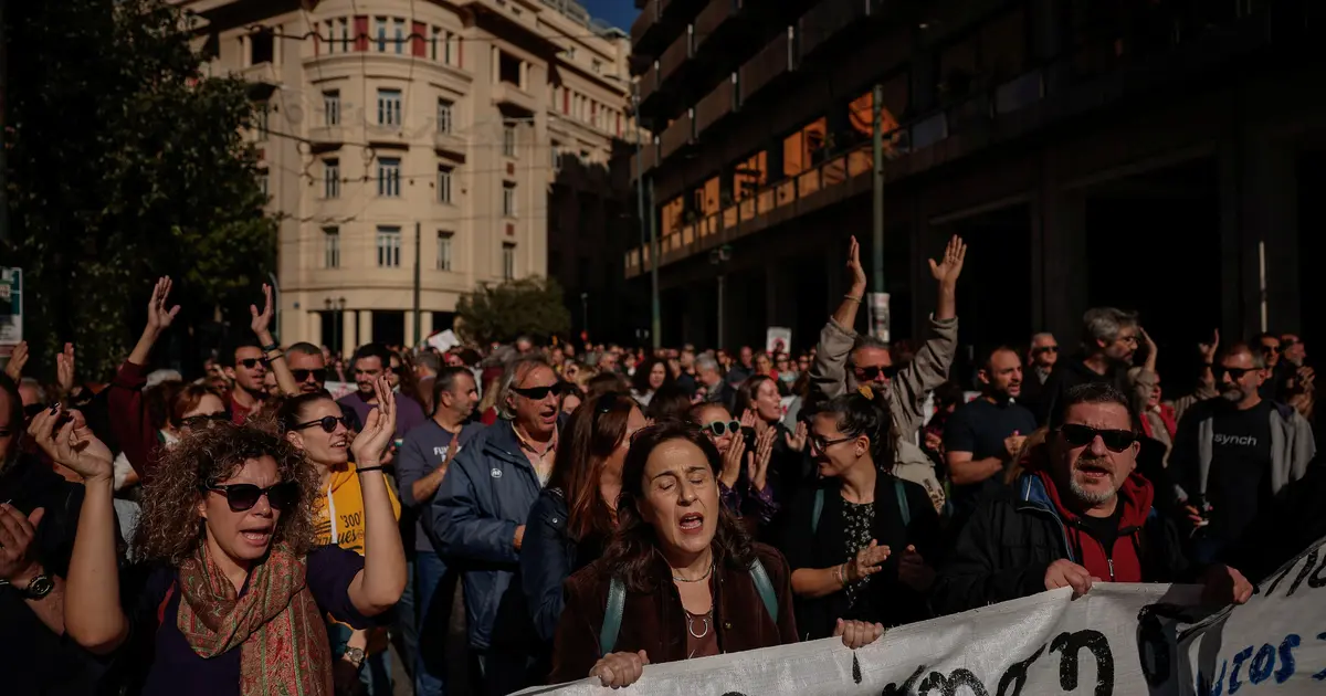 Η κινητοποίηση επικεντρώνεται σε μισθολογικά αιτήματα, στην αντιμετώπιση του αυξημένου κόστους διαβίωσης, καθώς και στη διεκδίκηση βελτιώσεων στις υποδομές και τη στελέχωση της δημόσιας εκπαίδευσης και υγείας.