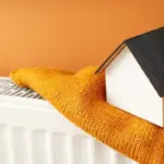 Το συνολικό ποσό της δαπάνης χωρίζεται σε δύο μέρη: στο πάγιο ποσοστό (παγία κατανάλωση) που επιβαρύνει όλα τα διαμερίσματα ανεξαρτήτως αν άναψαν τη θέρμανση και στη μεταβλητή δαπάνη που υπολογίζεται αναλογικά με τις μονάδες που κατέγραψε ο θερμιδομετρητής κάθε ιδιοκτησίας.
