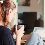 Η διαδικασία εγγραφής, η έκδοση φοιτητικού πάσου, η δωρεάν σίτιση και η παραλαβή συγγραμμάτων για τους πρωτοετείς φοιτητές του ακαδημαϊκού έτους 2026-2027 ολοκληρώνεται μέσω των κεντρικών ψηφιακών πλατφορμών του Υπουργείου Παιδείας.