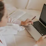 Ξεκινάει η διαδικασία των εγγραφών και η αναζήτηση φοιτητικής στέγης για τους πρωτοετείς του 2026, με τους νεοεισαχθέντες στα πανεπιστήμια να καλούνται να ολοκληρώσουν άμεσα τις ηλεκτρονικές τους διαδικασίες για να εξασφαλίσουν τη φοιτητική τους ιδιότητα, τη δωρεάν σίτιση, το πάσο και τα συγγράμματα.